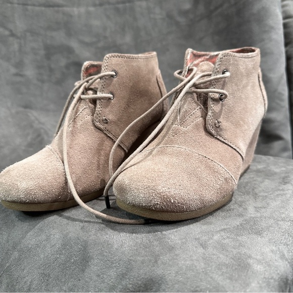 TOMS Desert Wedge Boot Taupe Suede Lace Up Hidden Heel 8.5 Coastal Cowgirl - Picture 11 of 13